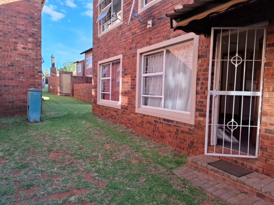 2 Bedroom Property for Sale in Langenhovenpark Free State